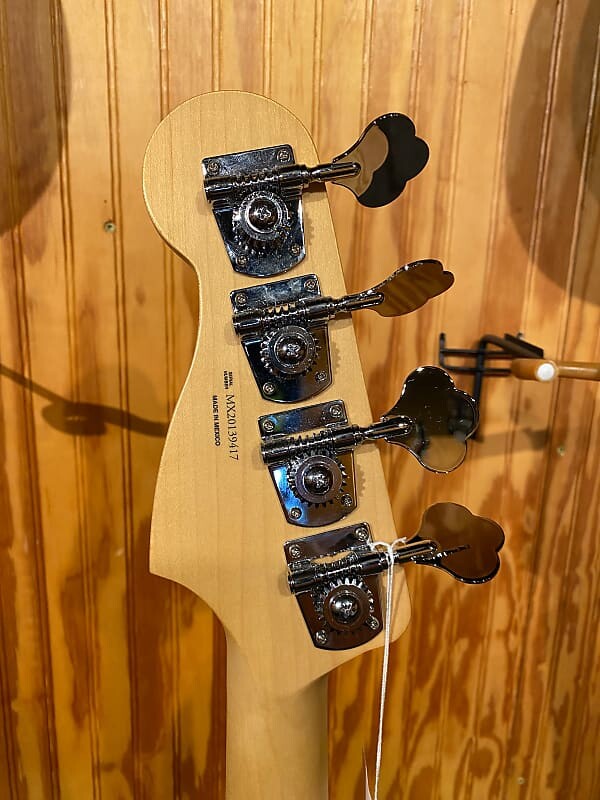 

Бас-гитара Fender Player Precision с грифом Pau Ferro 2018 - Present Black Player Precision Bass with Pau Ferro Fretboard