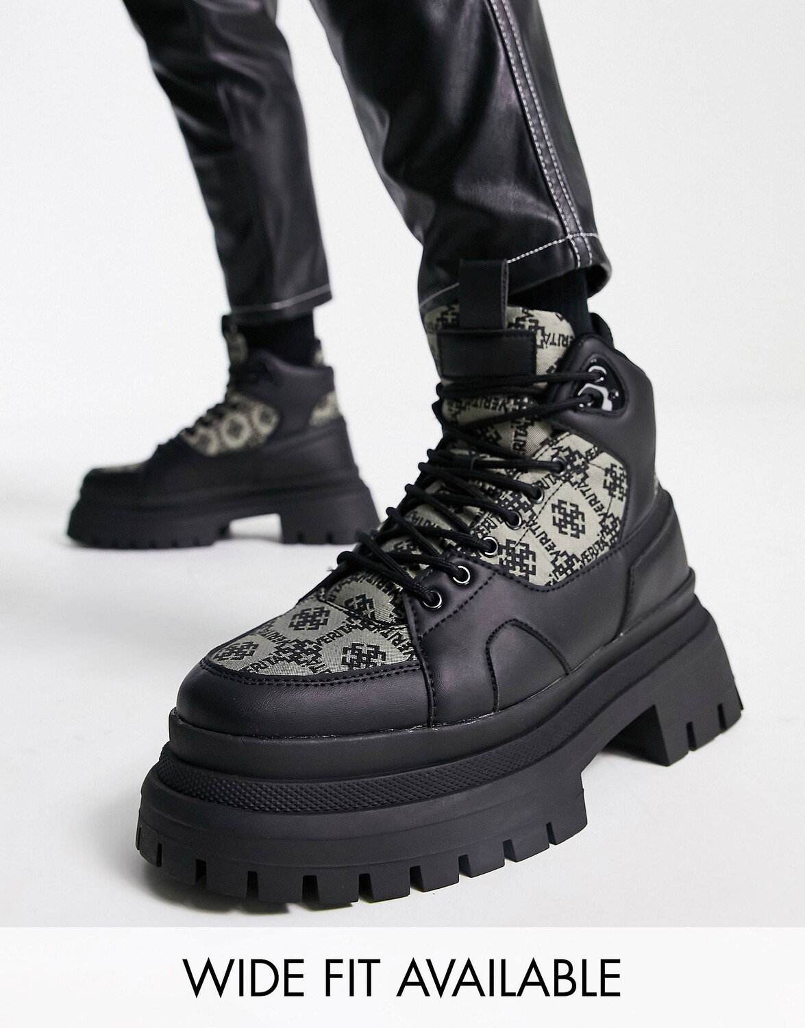 

Ботинки на массивной подошве со шнуровкой и монограммой ASOS DESIGN