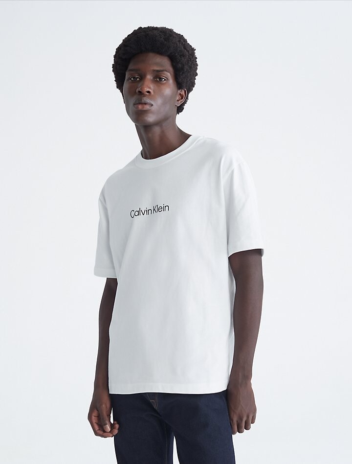 

Стандартная футболка свободного кроя с круглым вырезом и логотипом Calvin Klein, белый
