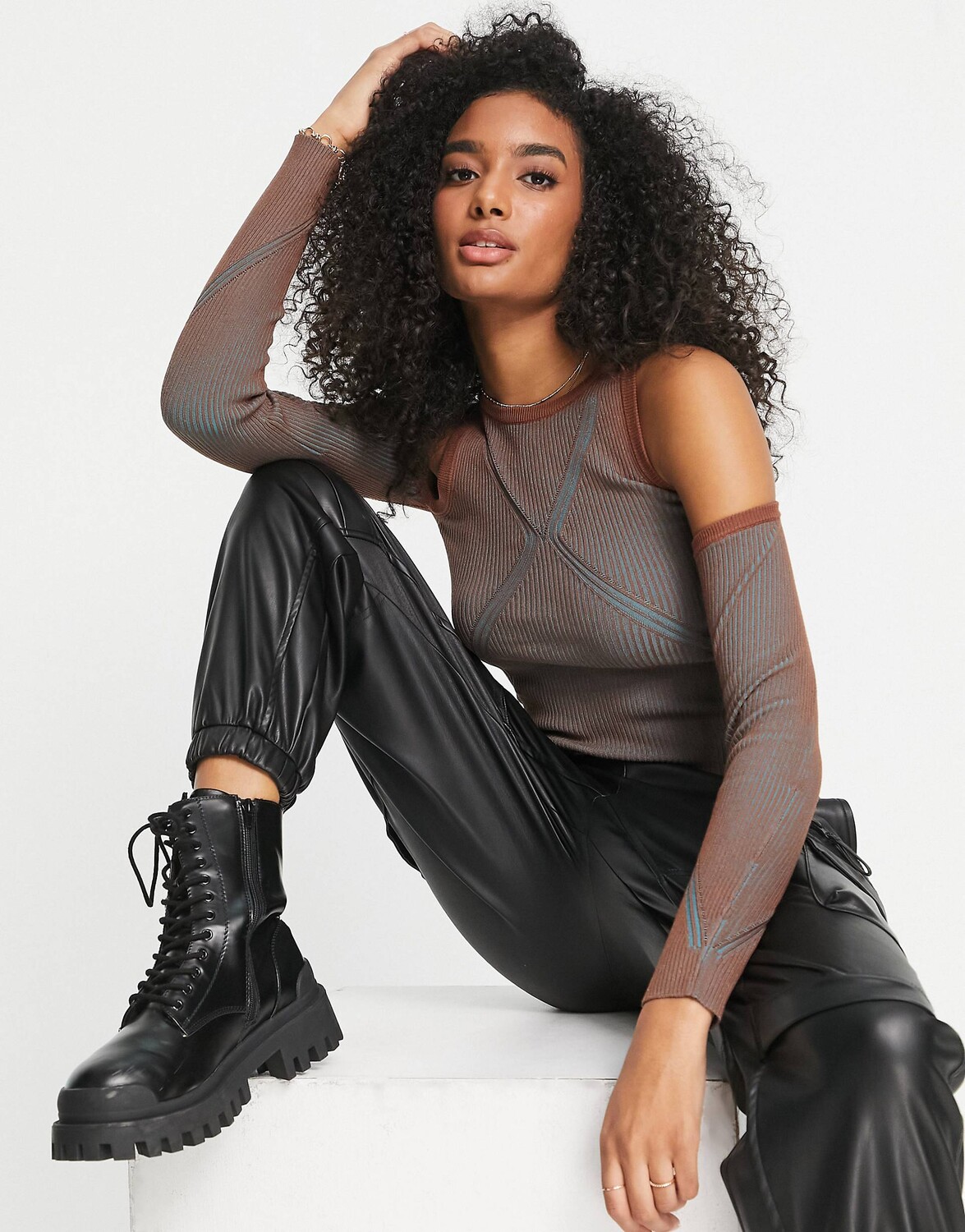 

Джемпер с открытыми плечами и контрастной отделкой в ​​рубчик ASOS DESIGN