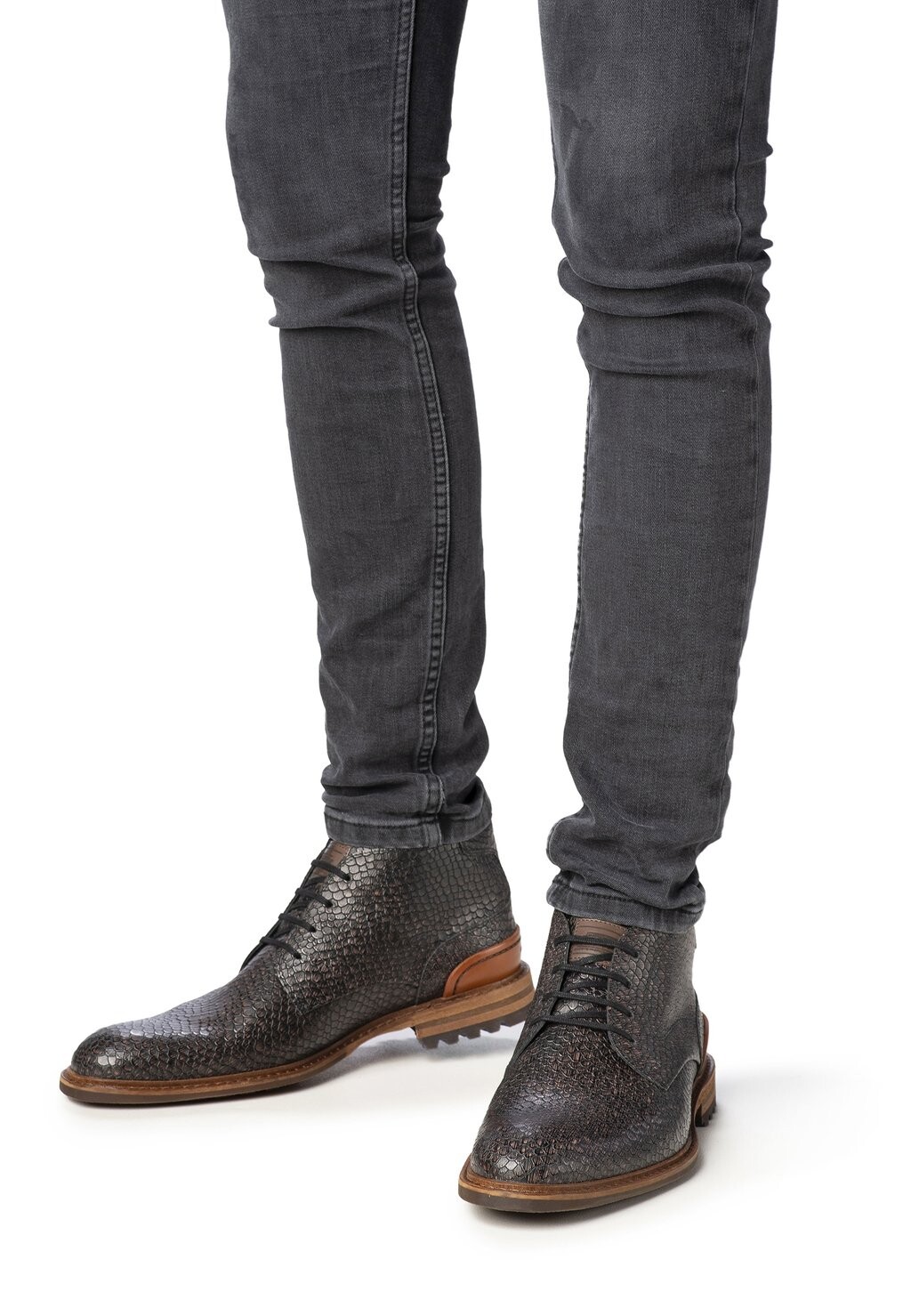 

На шнуровке Crepi 11 Floris van Bommel, цвет darkbrown, Серый