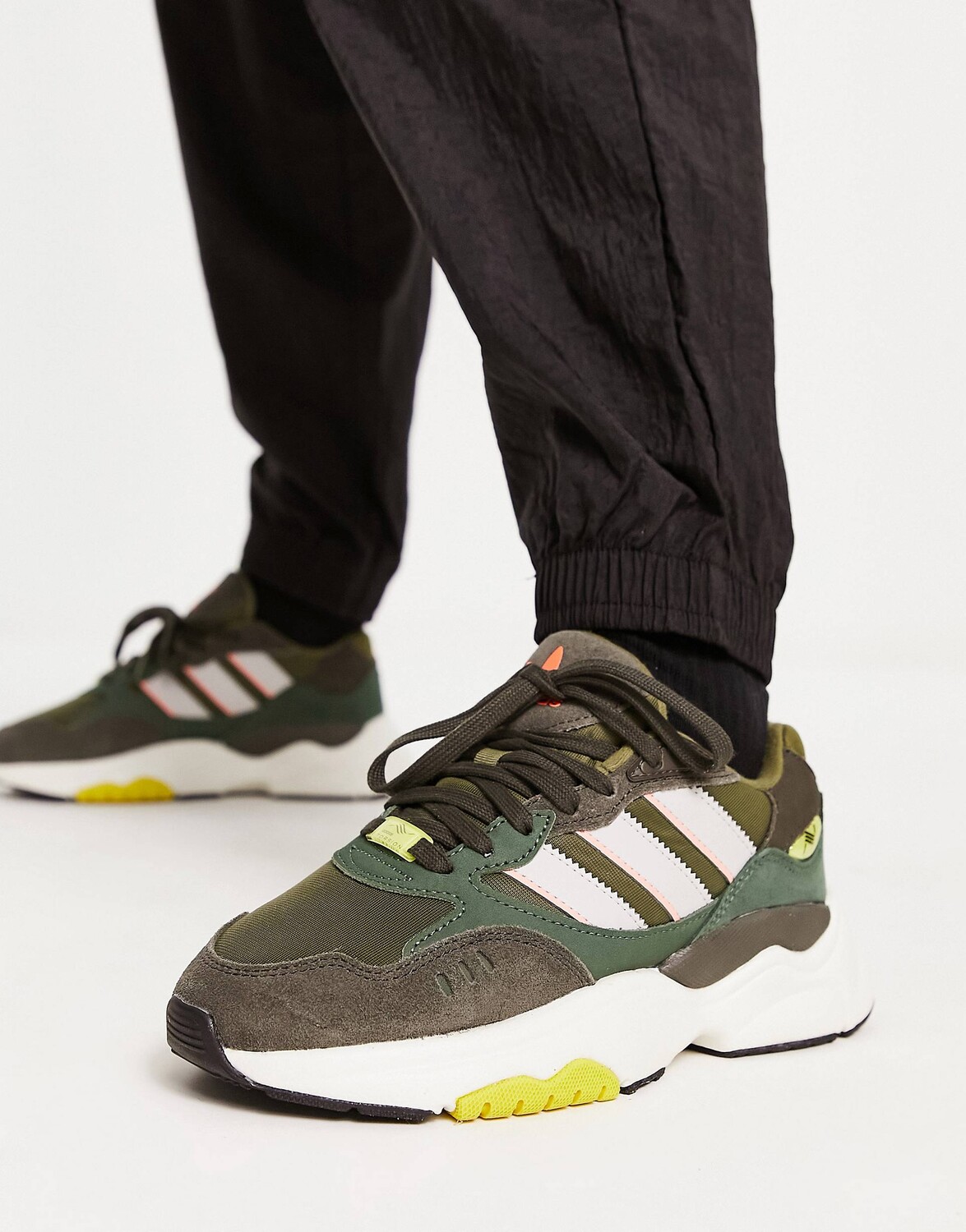 

Кроссовки adidas Originals Retropy F90 цвета хаки с желтыми деталями