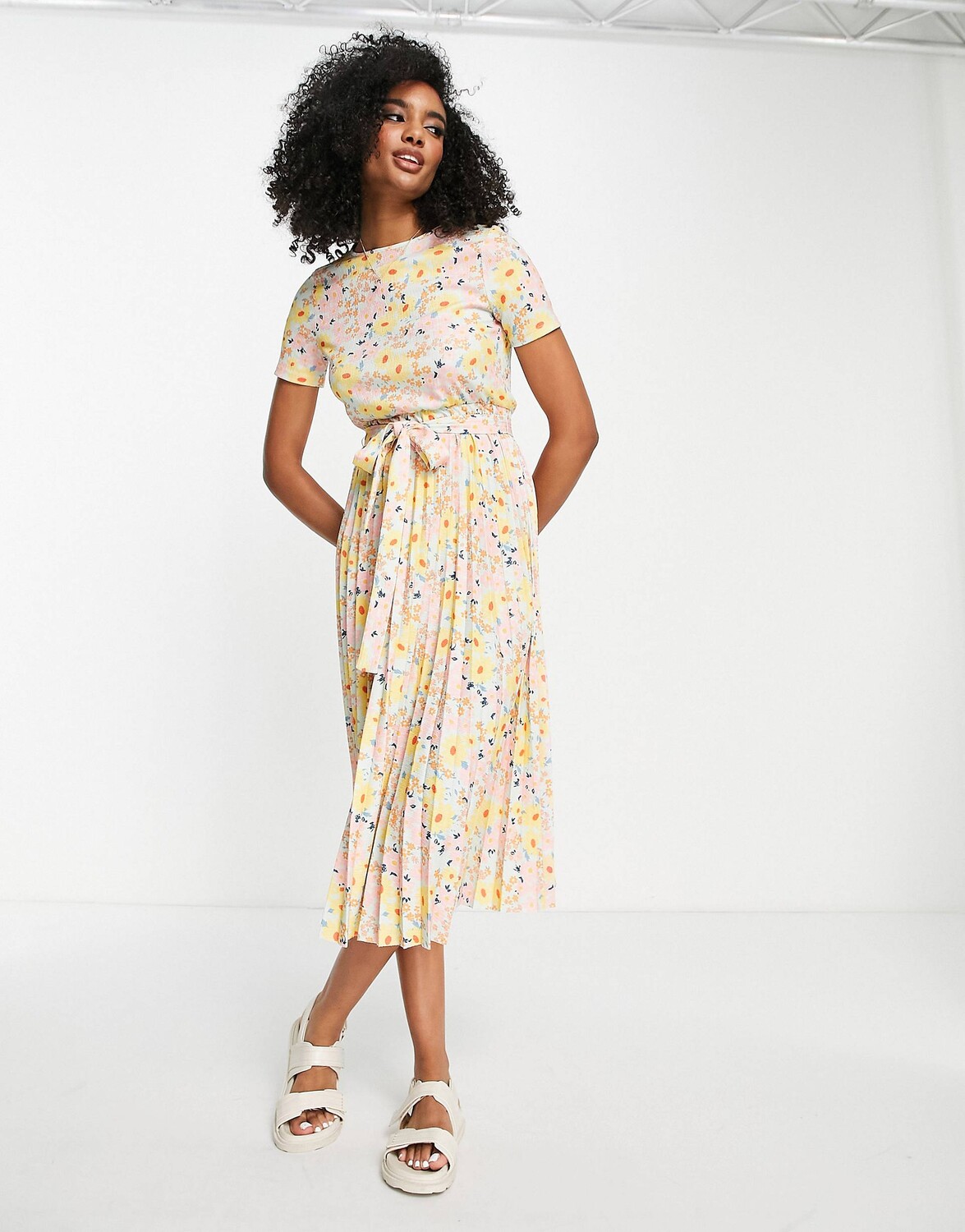 

Плиссированное платье миди с короткими рукавами и пастельным принтом ASOS DESIGN ASOS DESIGN