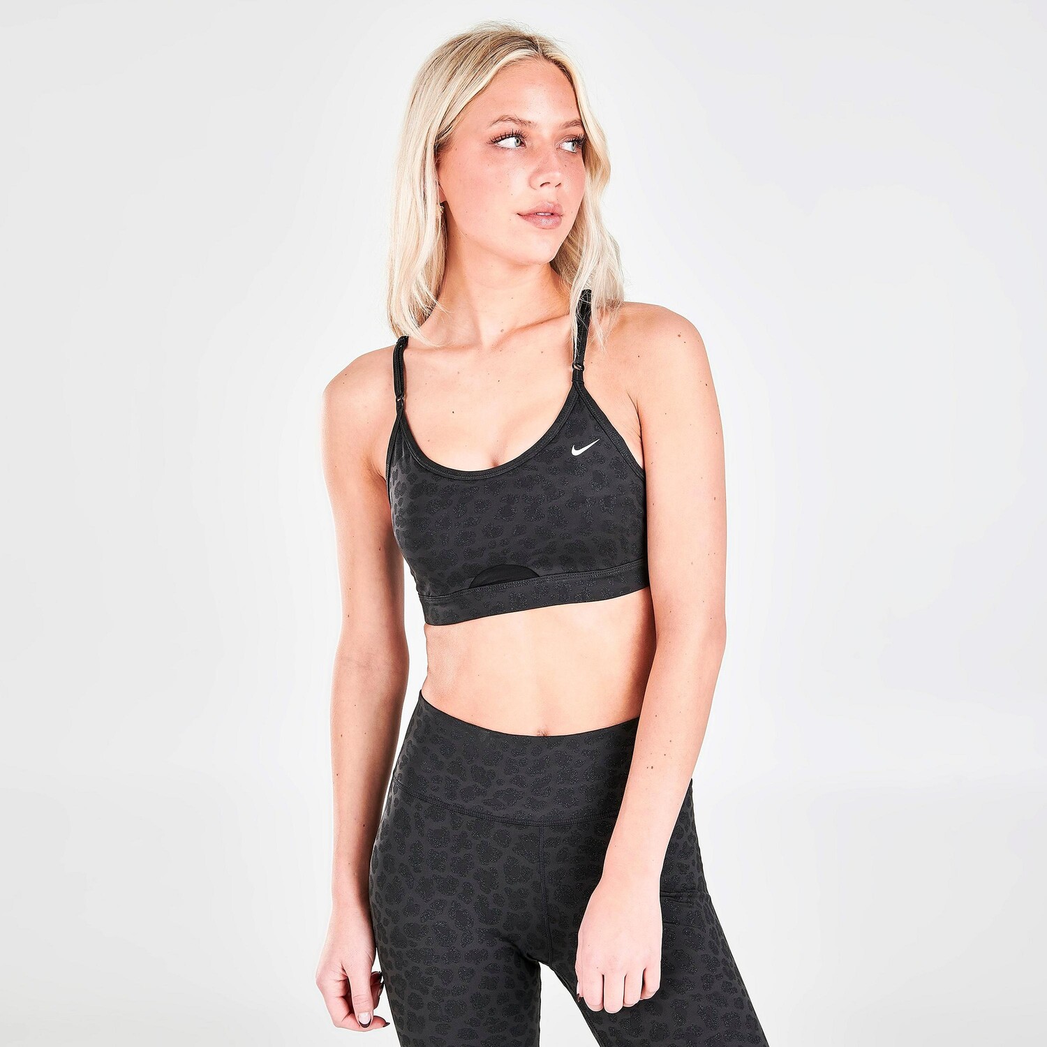 

Женское спортивное бра с мягкой подкладкой Nike Dri-FIT Indy с легкой поддержкой, черный