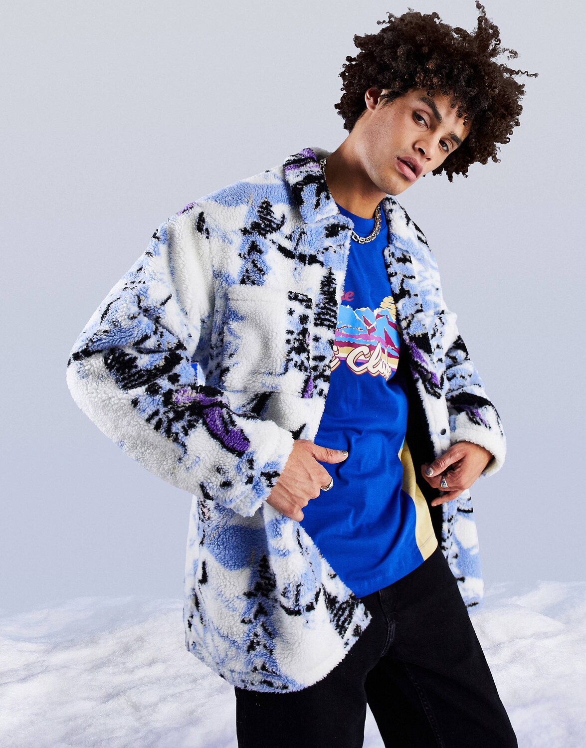 

Белая бордовая объемная куртка ASOS DESIGN с принтом после катания на лыжах ASOS DESIGN, Белый