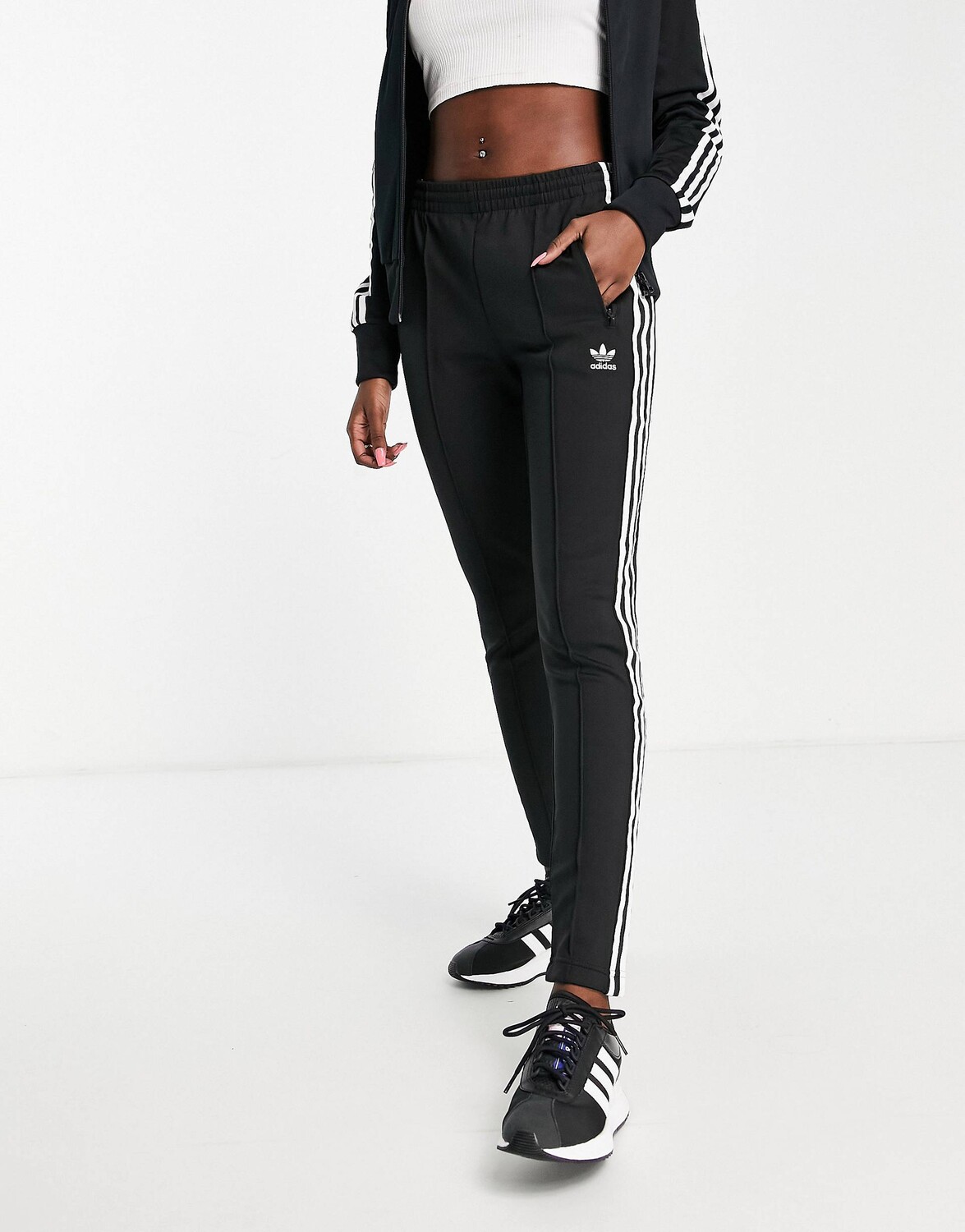 

Черные джоггеры с манжетами и тремя полосками adidas Originals adicolor