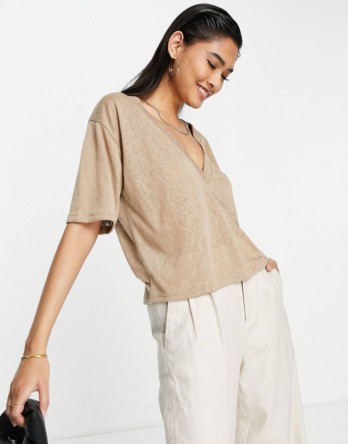 

Текстурная футболка цвета мокко с v-образным вырезом ASOS DESIGN