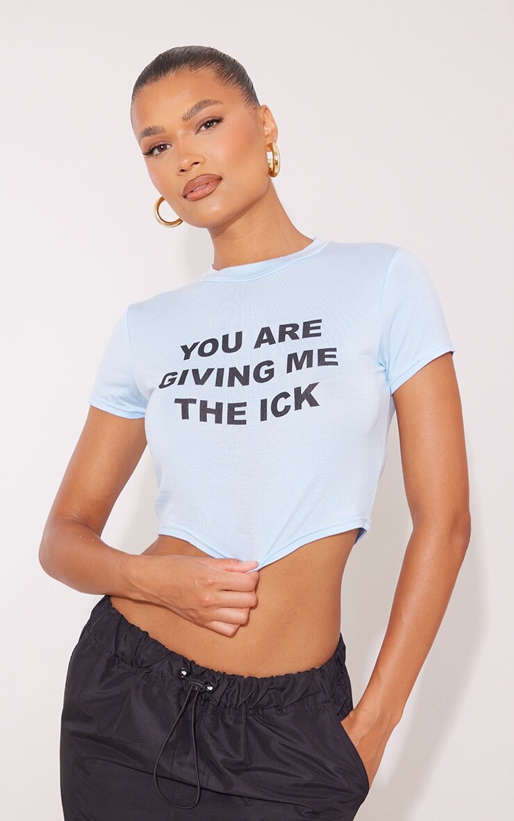 

PrettyLittleThing Голубая укороченная футболка с принтом с надписью Baby Blue
