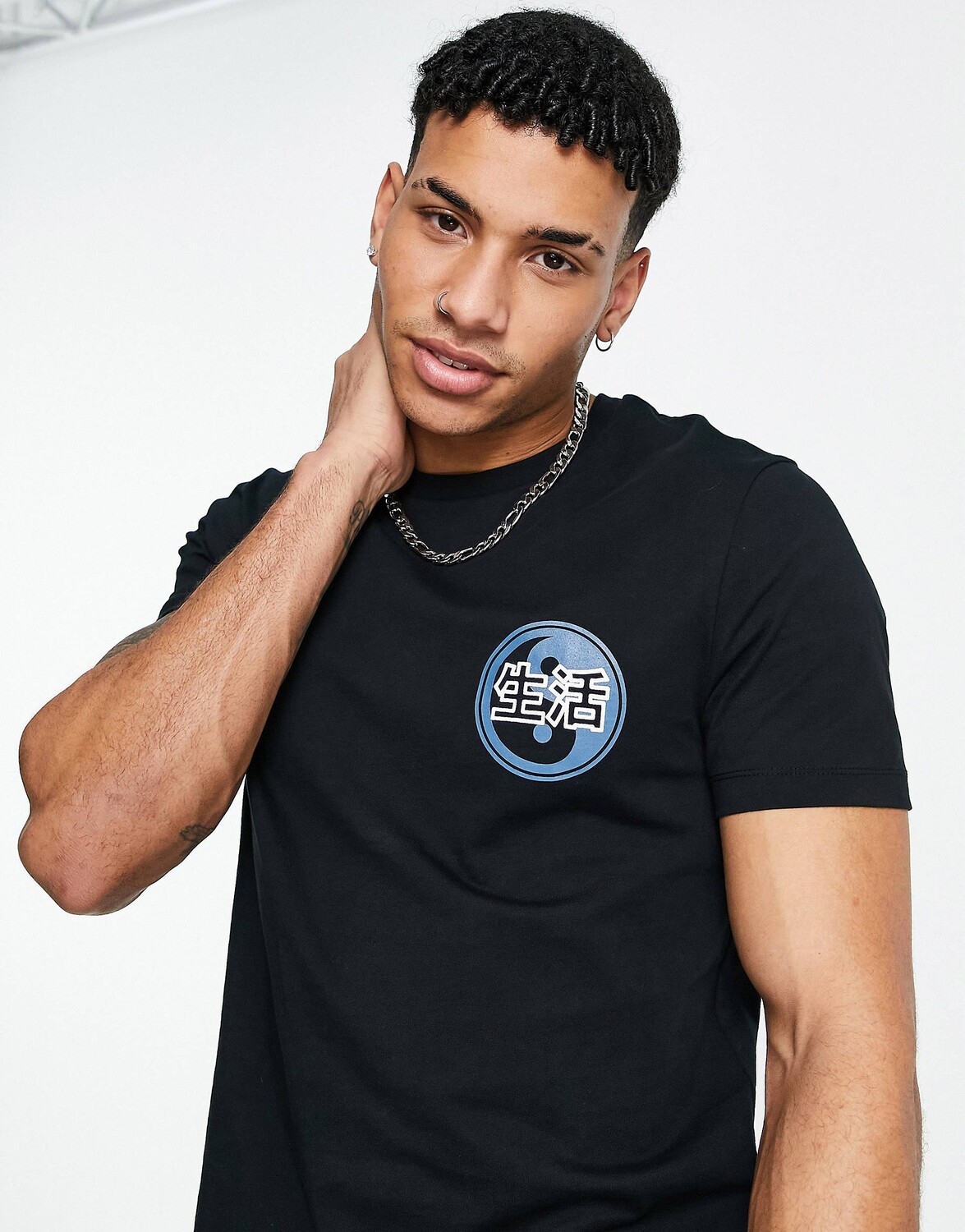 

Черная футболка с принтом на груди ASOS DESIGN
