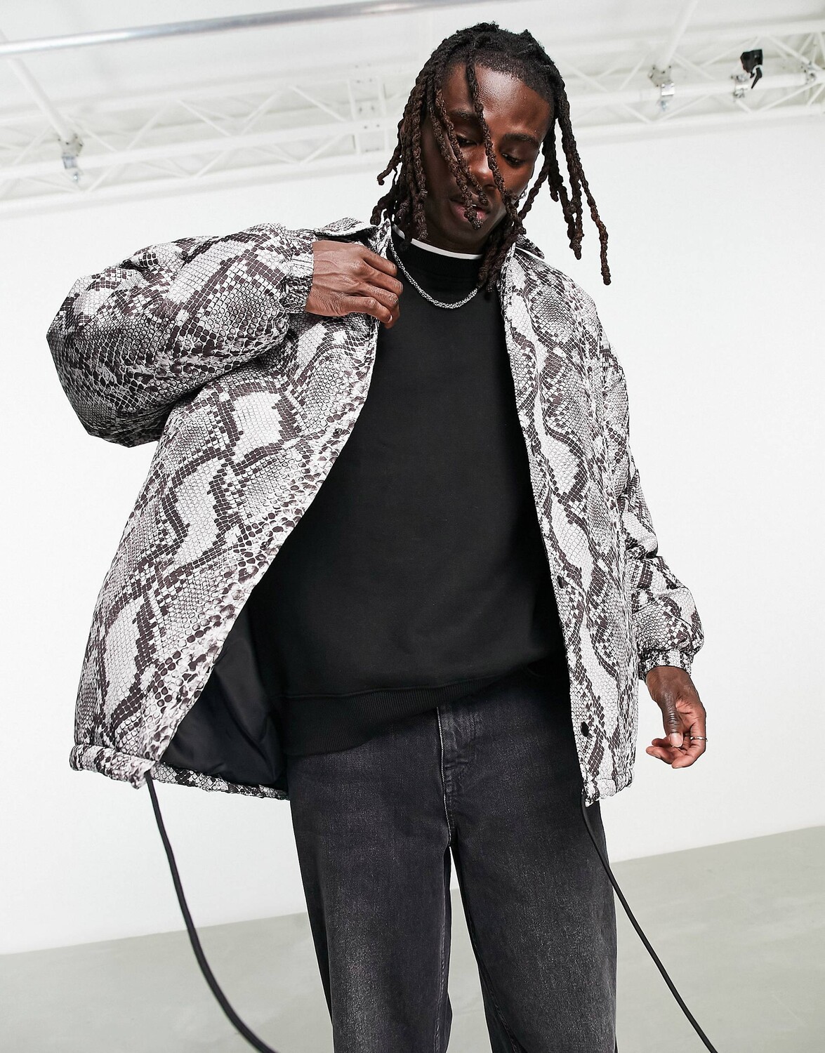 

Спортивная куртка оверсайз со змеиным принтом ASOS DESIGN, Серый