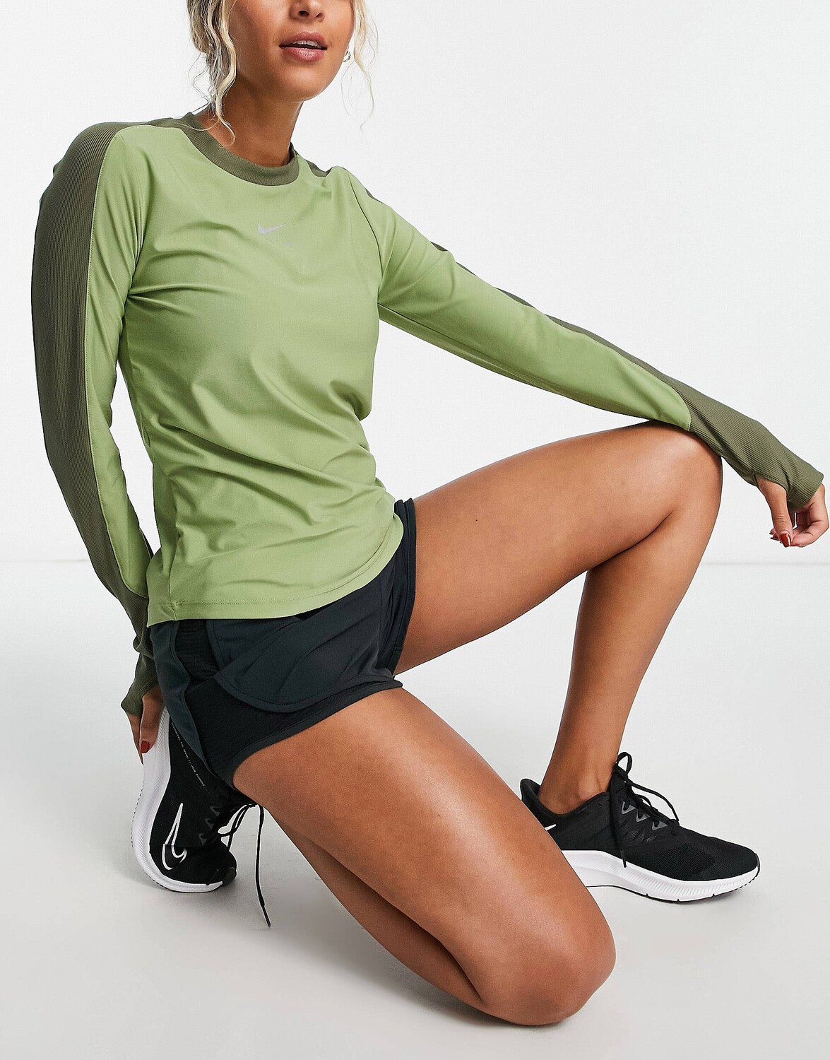 

Футболка цвета хаки с длинными рукавами и круглым вырезом Nike Running Air Dri-FIT