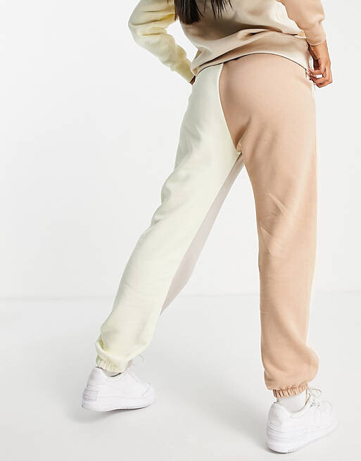 

Джоггеры с колор-блоками Nike Metallic Swoosh кремовых и нейтральных серых тонов