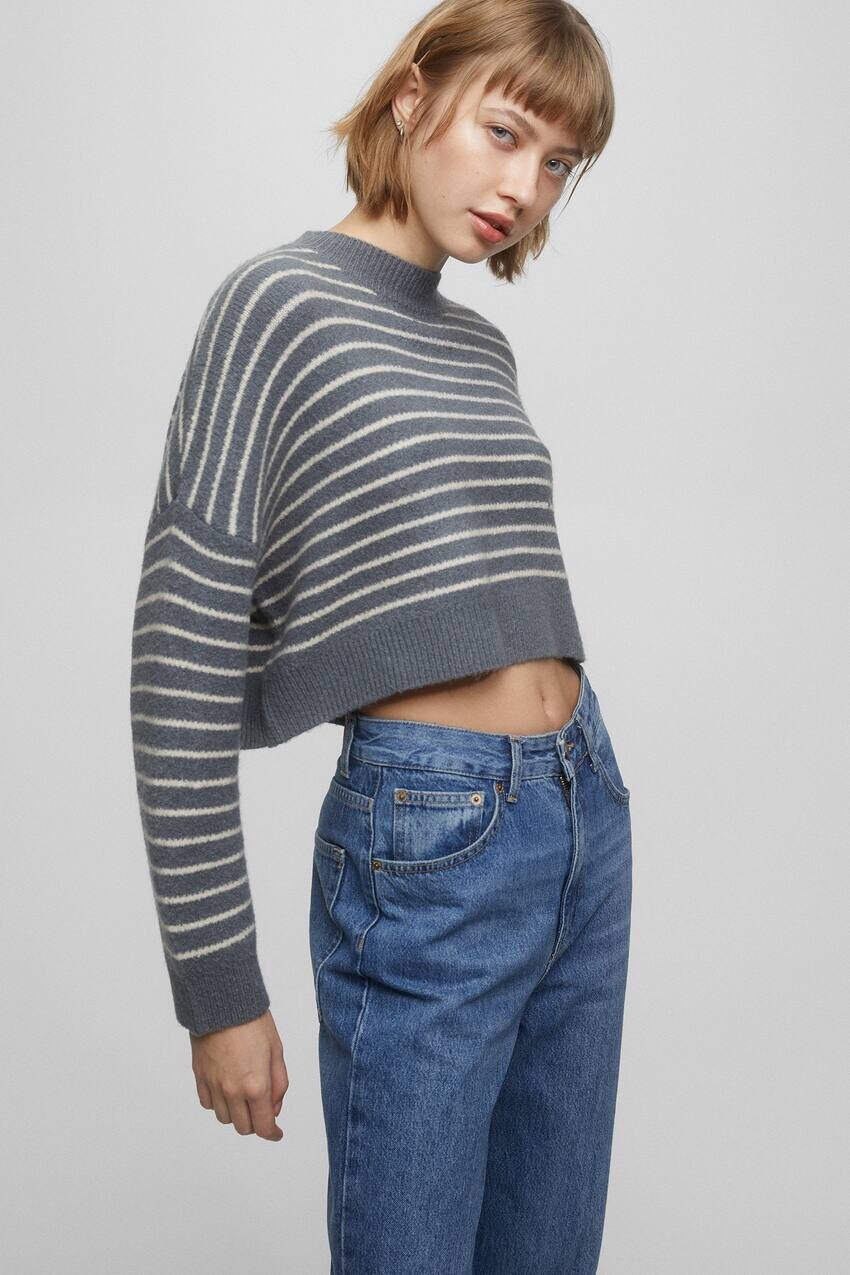 

Полосатый свитер с воротником-стойкой Pull&Bear, серо-синий