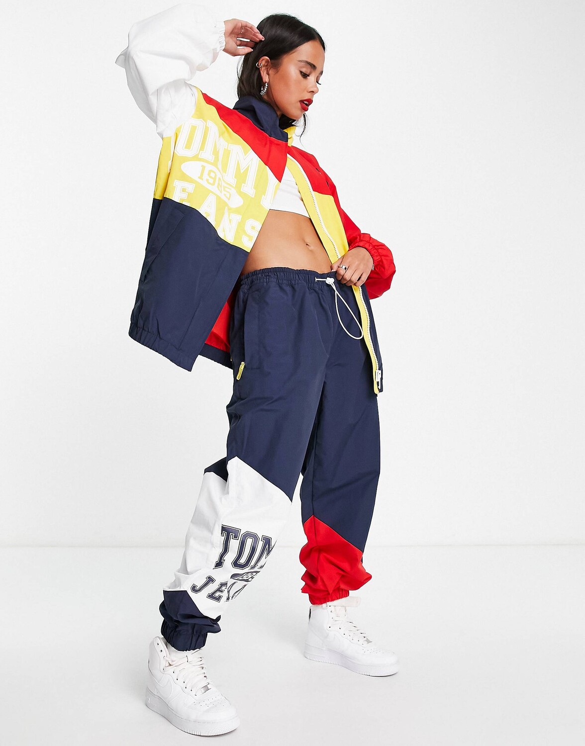 

Эксклюзивная ветровка с контрастным логотипом Tommy Jeans x ASOS в стиле колор-блок, Серый