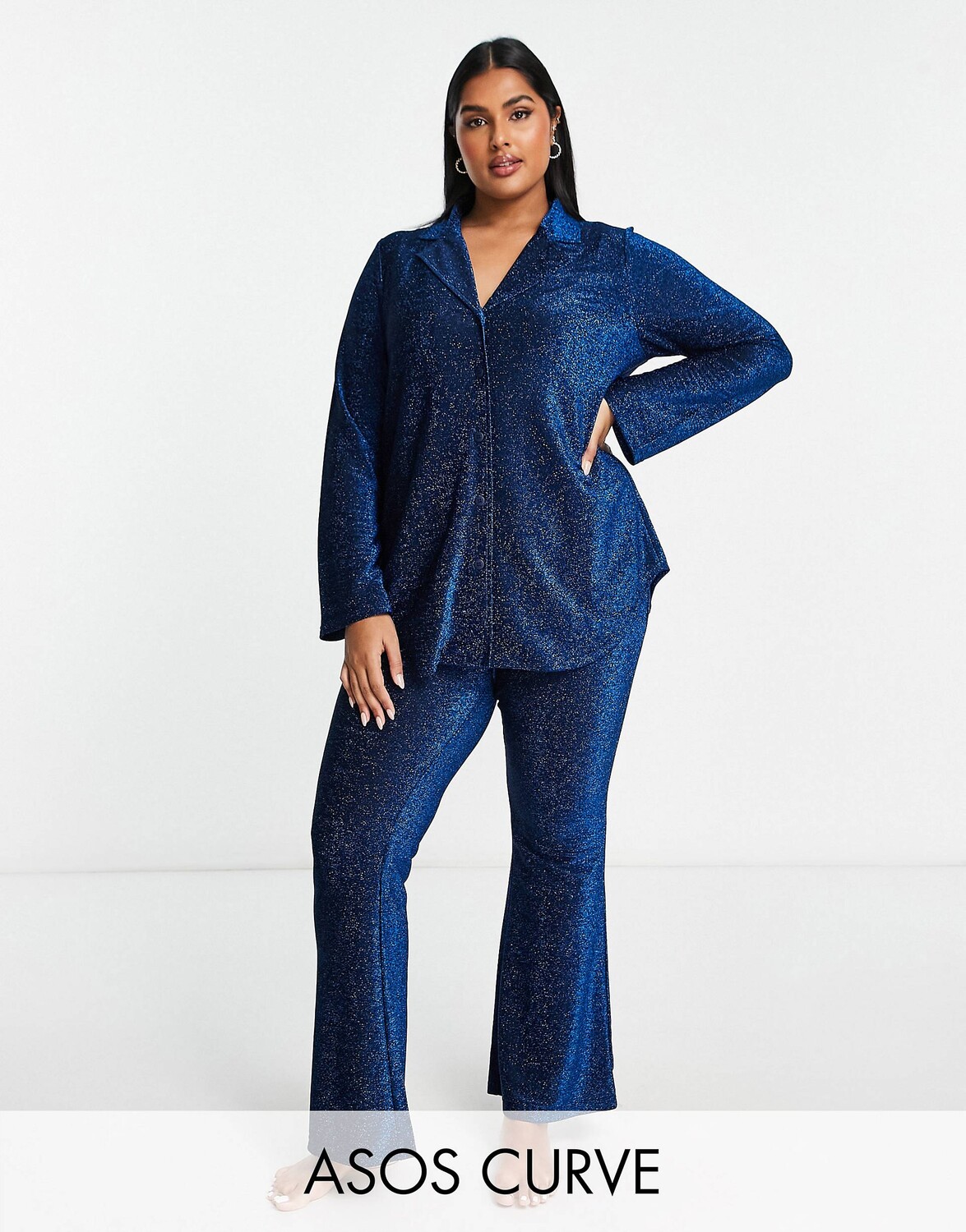 

Синий пижамный комплект из блестящей рубашки и брюк ASOS DESIGN Curve