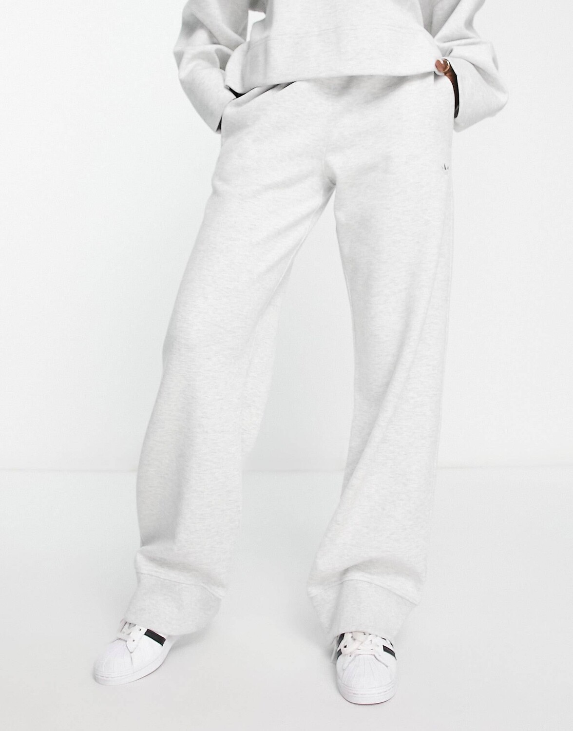 

Серые широкие джоггеры adidas Originals Premium Essentials