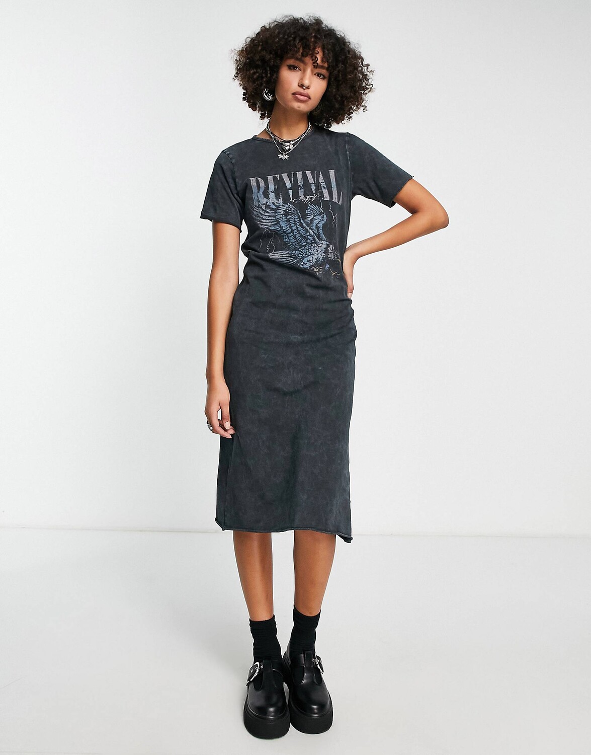 

Темно-серое платье-футболка миди с изображением птиц ASOS DESIGN, Серый