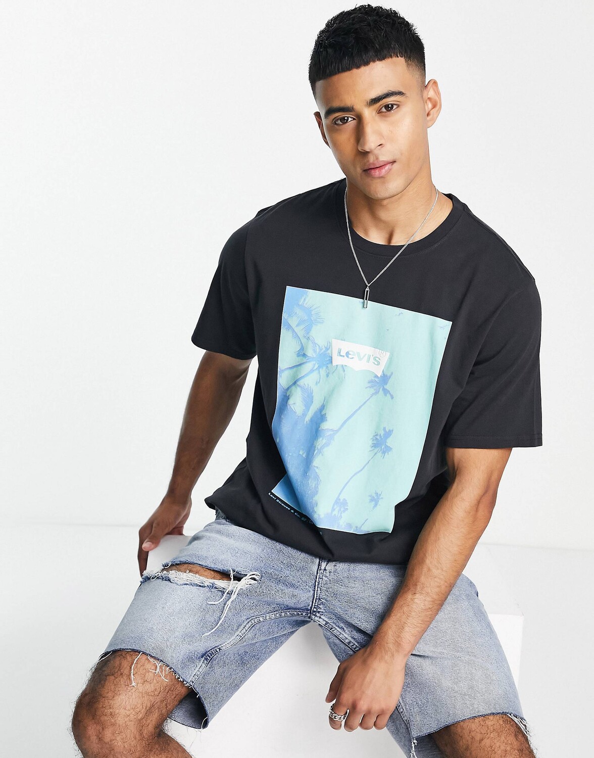 

Черная футболка Levi's с принтом на груди, Черный