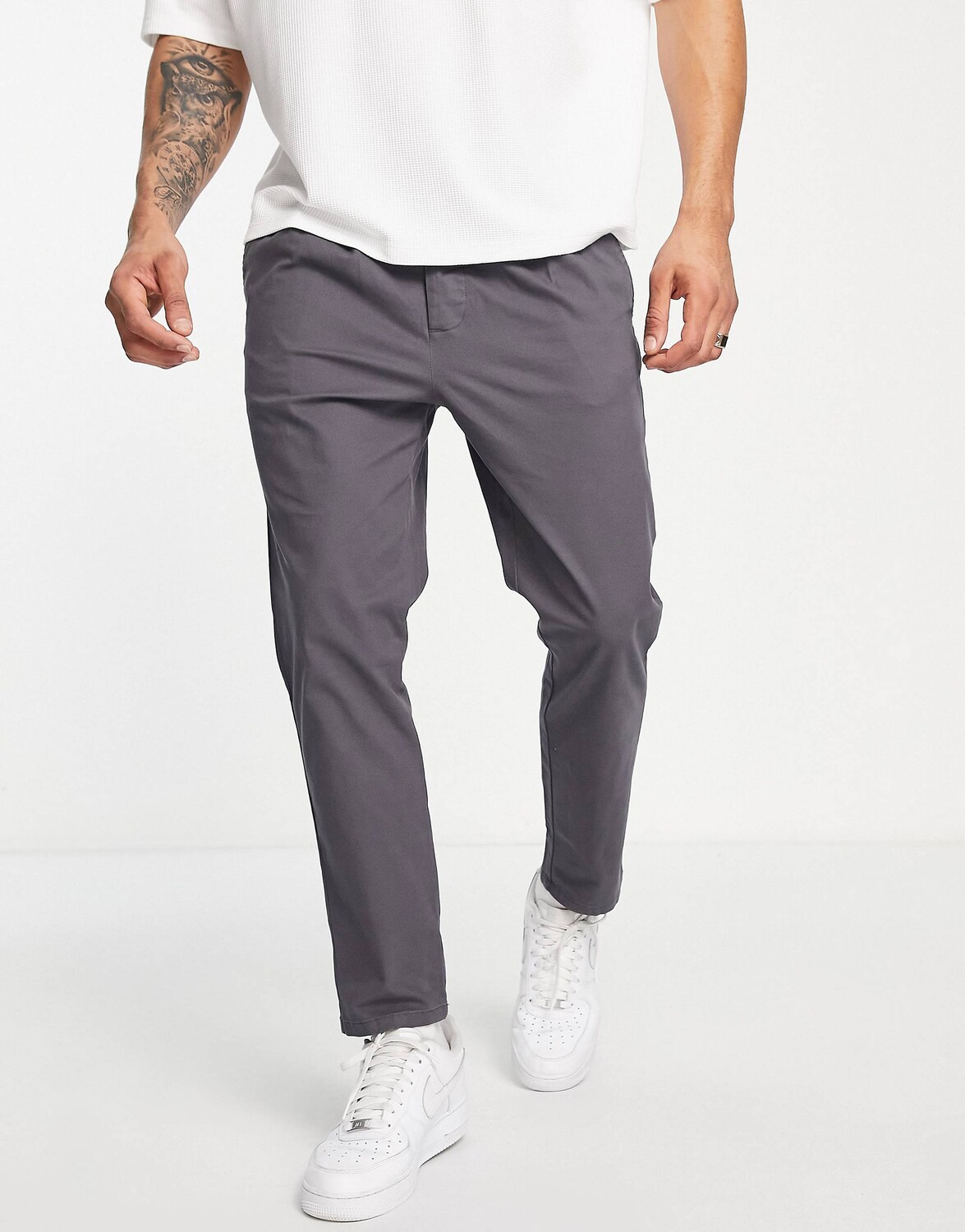 

Темно-серые брюки чинос со складками ASOS DESIGN, Серый