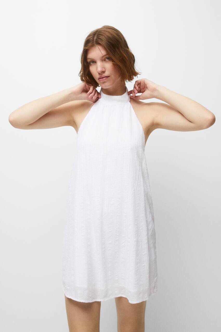 

Короткое платье с вырезом на шее Pull&Bear, белый