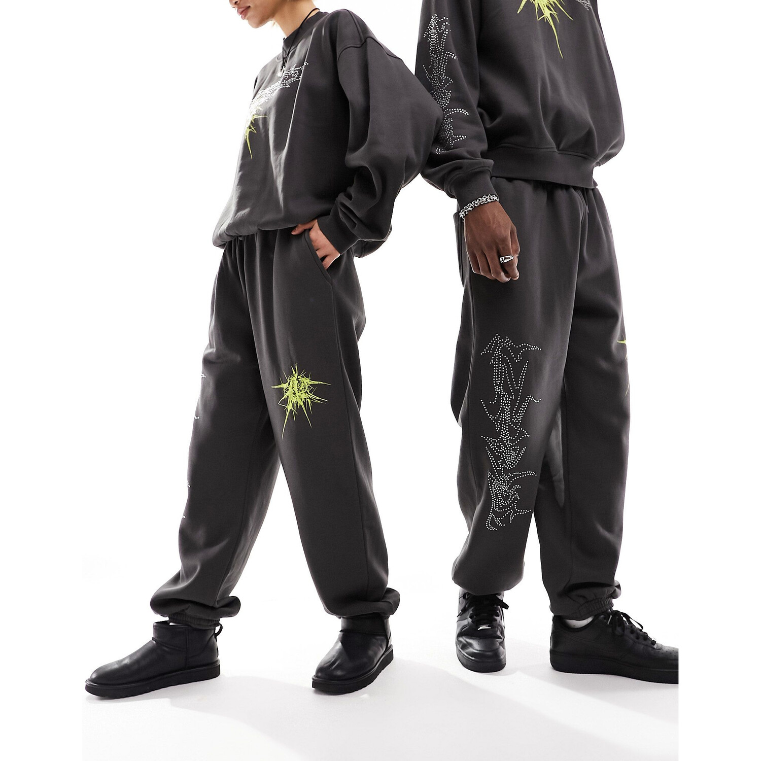 

Брюки Weekday Unisex Co-ord Joggers With Rhinestones And Graphic Print, угольный