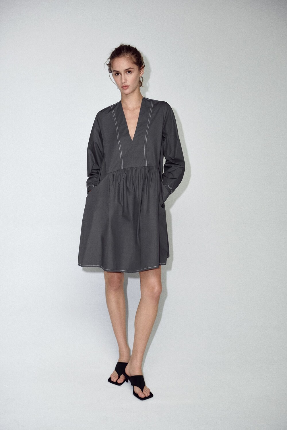 

Короткое платье с отшивкой ZARA, серый