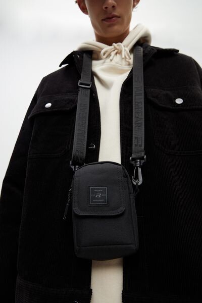 

Мини-сумка через плечо черного цвета PULL&BEAR