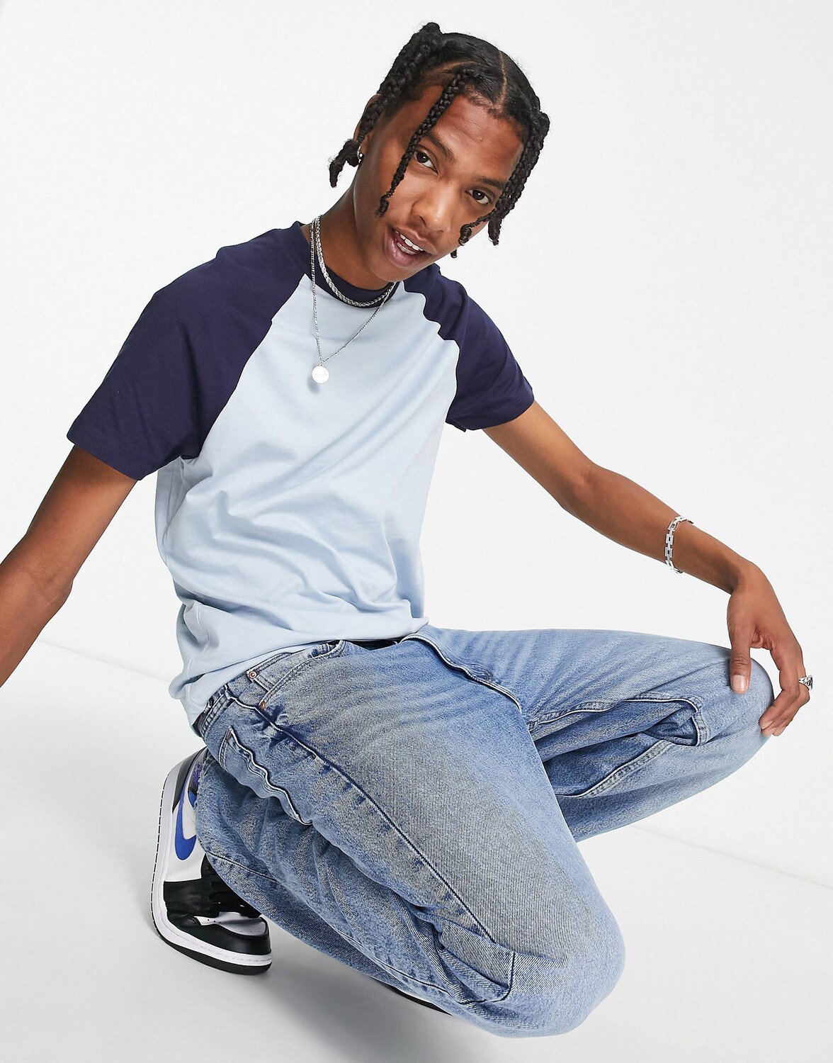 

Синяя футболка с темно-синим контрастным рукавом ASOS DESIGN