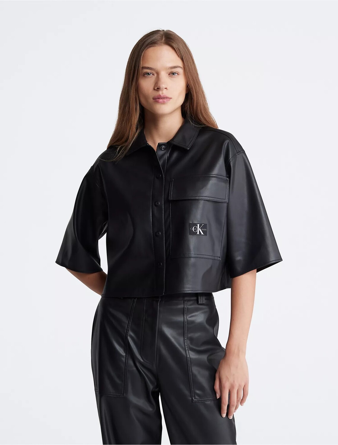 

Рубашка Calvin Klein Boxy Cropped Faux Leather Button-Down, черный