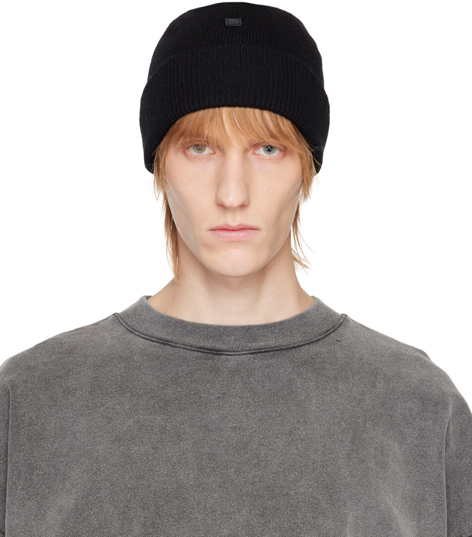 

Черная шапка с нашивками Acne Studios