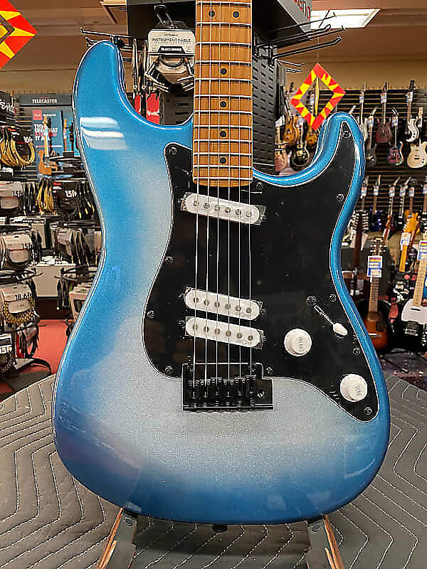 

Squier Contemporary Stratocaster Special, жареный клен FB, черная накладка, Sky Burst Met Contemporary Stratocaster Special, Roasted Maple FB, Black Pickguard, Sky Burst Met
