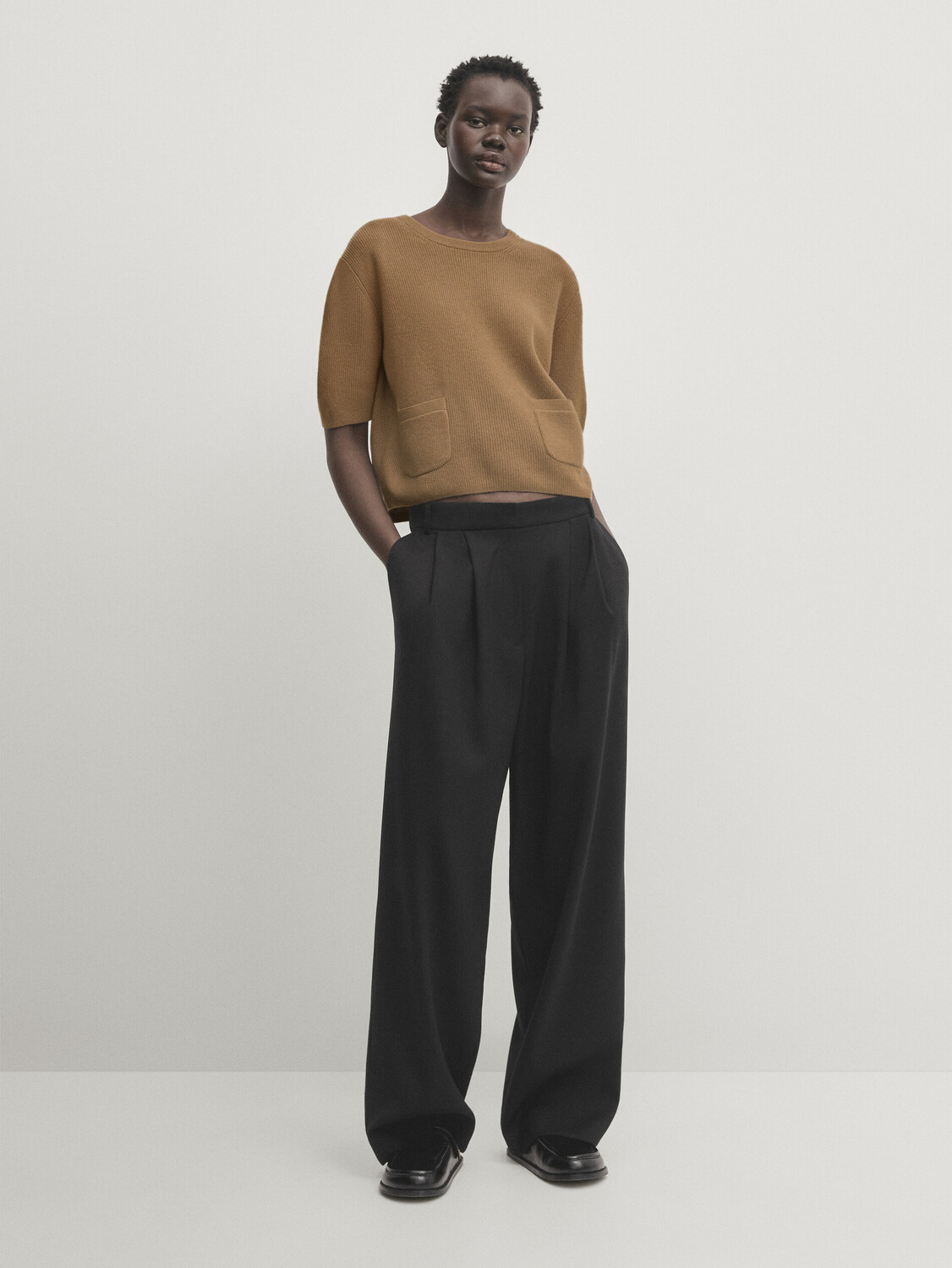 

Трикотажный свитер с короткими рукавами и карманами Massimo Dutti, кэмел