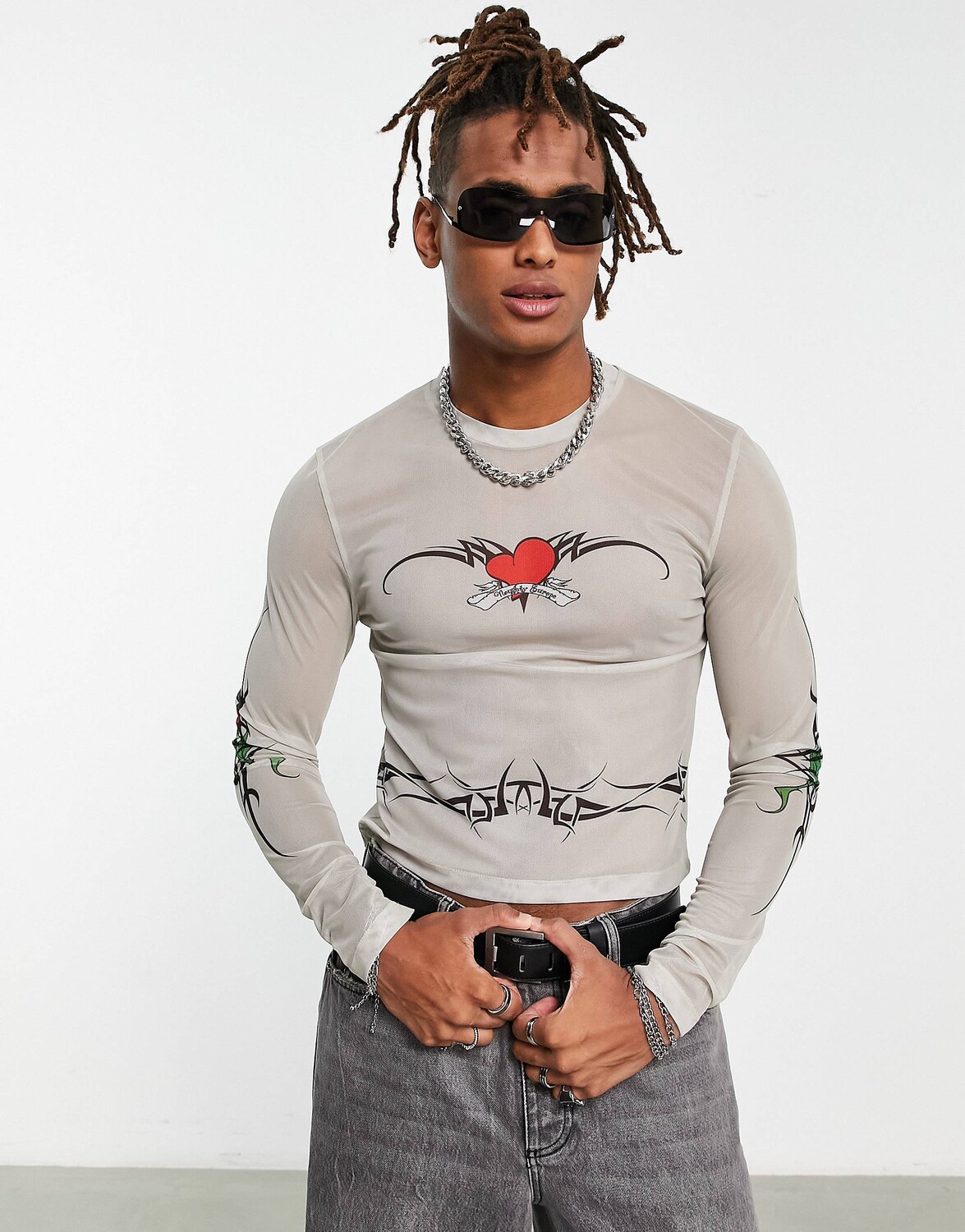 

Футболка цвета экрю с длинными рукавами и татуировками ASOS DESIGN, Серый