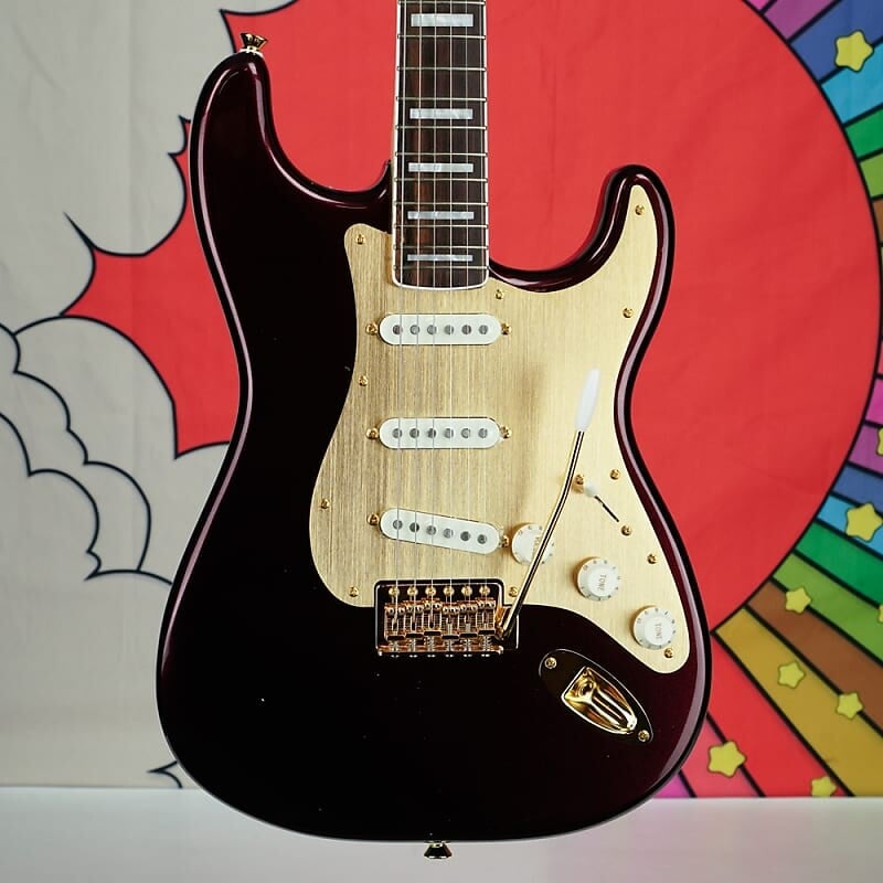 

Squier 40th Anniversary Stratocaster, Gold Edition, лавровый гриф, золотая анодированная накладка, рубиново-красный металлик 0379410515