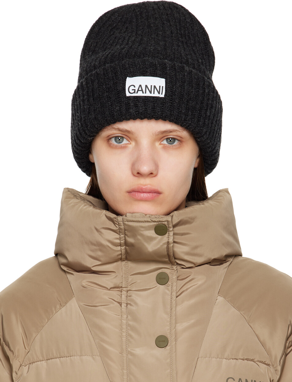 

Серая шапка в рубчик GANNI
