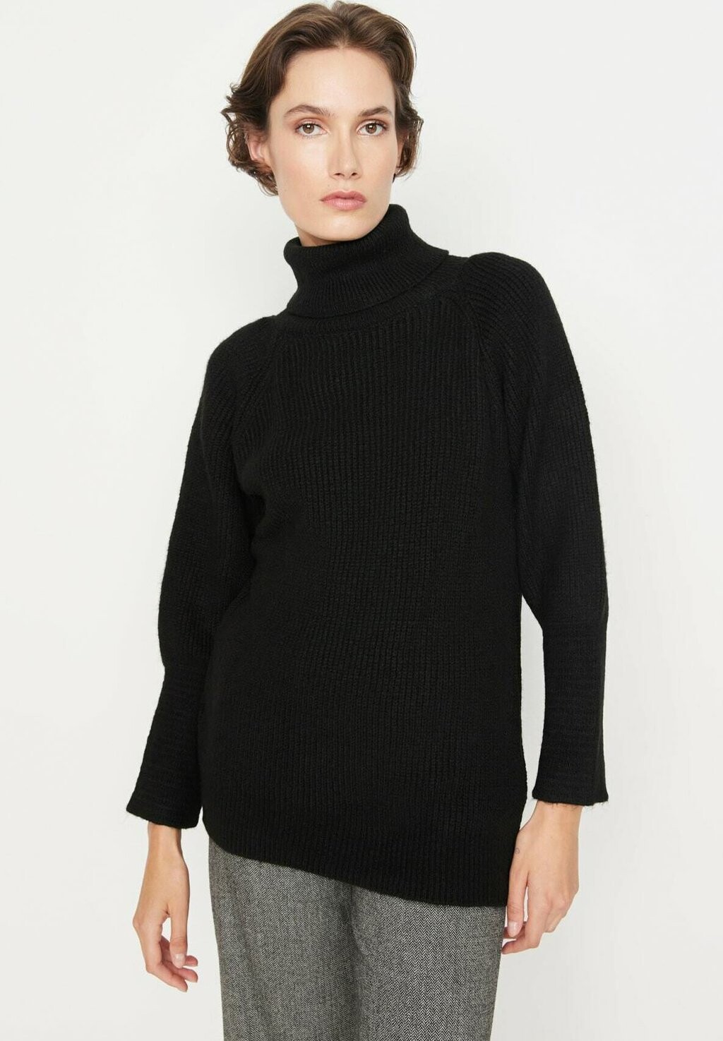 

Свитшот Trendyol TRUI CASUAL COMFORT, черный