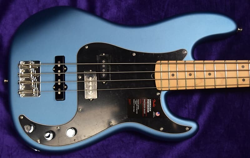 

Fender AM Performer Precision, цвет Лейк-Плэсид синий/клен. *Заводской косметический недостаток = экономия $ American Performer