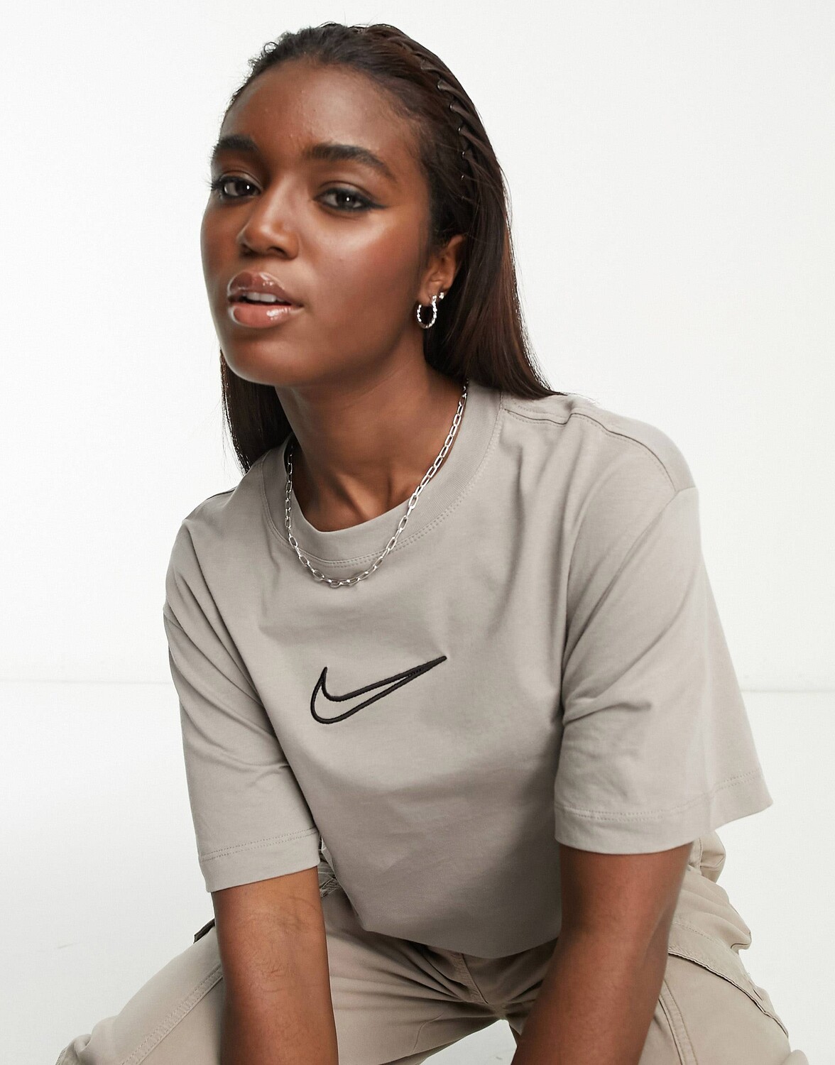 

Футболка Nike Midi Swoosh цвета лунного окаменелости, Серый