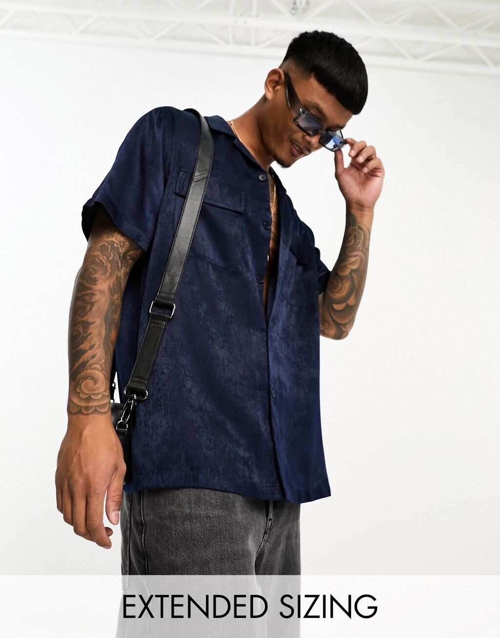 

Темно-синяя атласная рубашка свободного кроя ASOS DESIGN