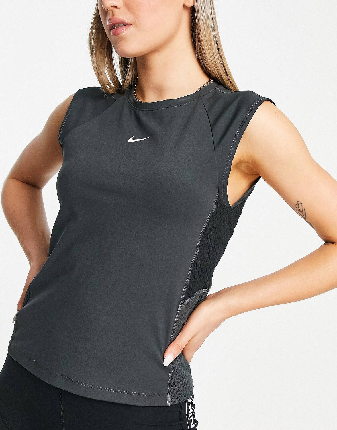 

Черная майка Nike Training Pro Femme Dri-FIT