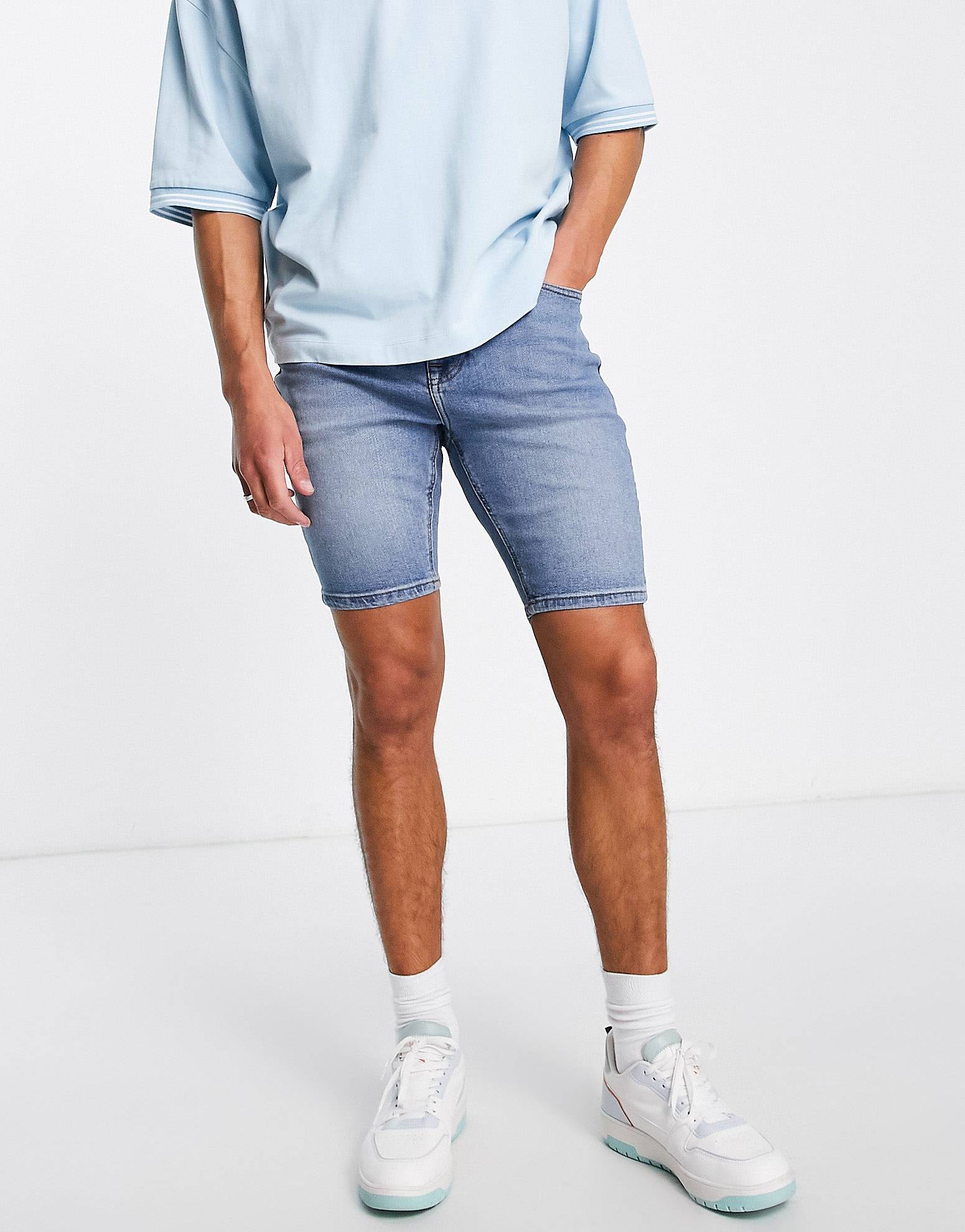 Skinny shorts. Скинни шорты. Джинсовые скинни шорты. Скини шорты на человеке. Одежда мальчика скини шорты и футболка с тачками.