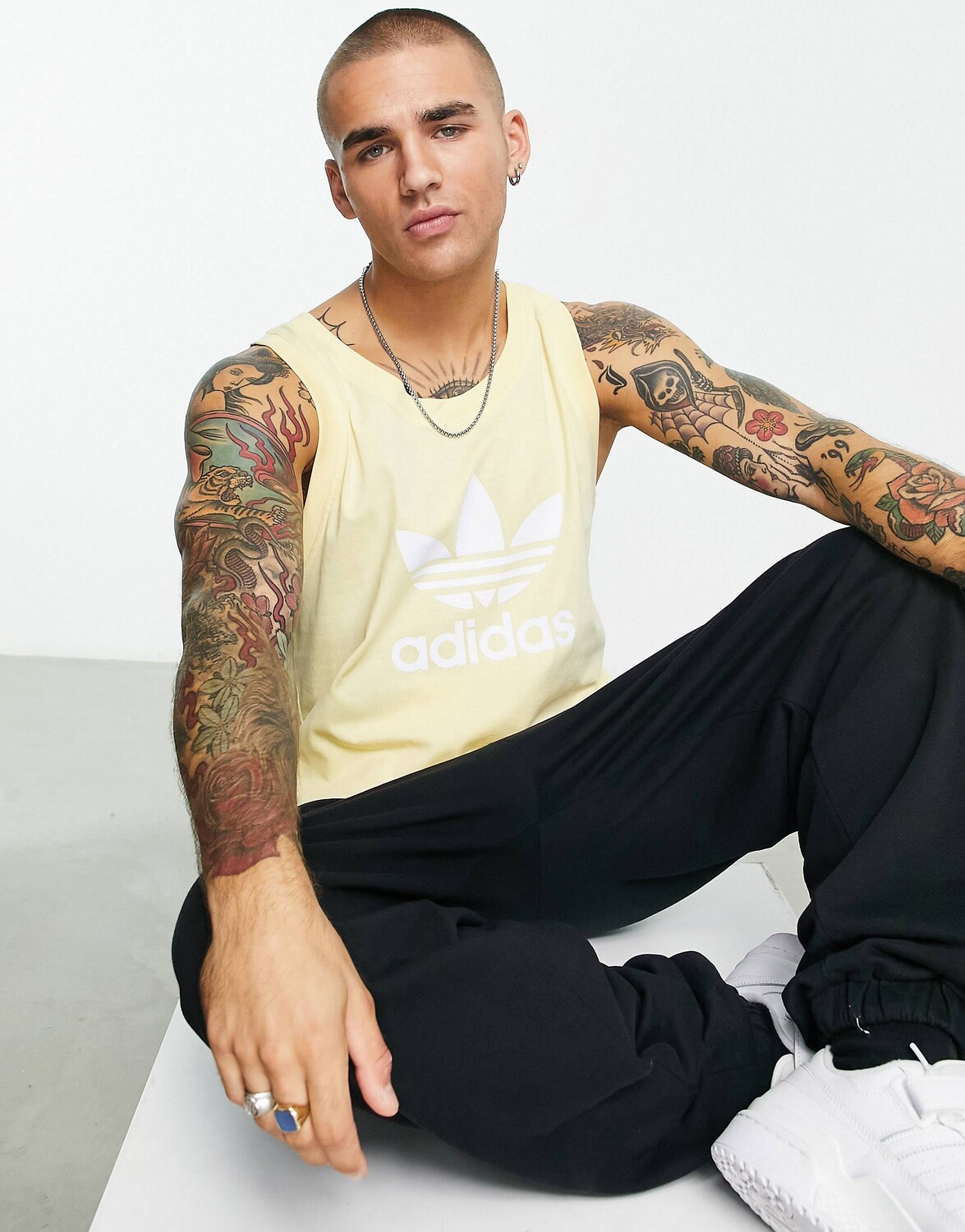 

Желтая майка с трилистником adidas Originals