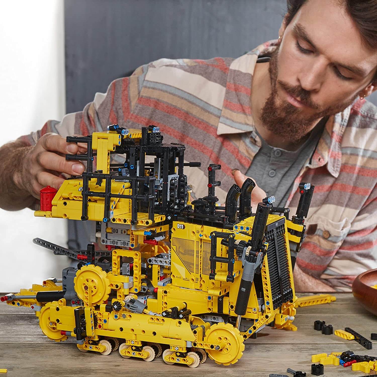 Конструктор LEGO Technic 42131 Бульдозер Cat D11 на пульте управления