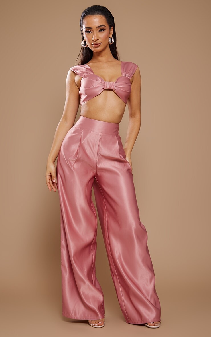 

PrettyLittleThing Атласные расклешенные брюки Petite Rose