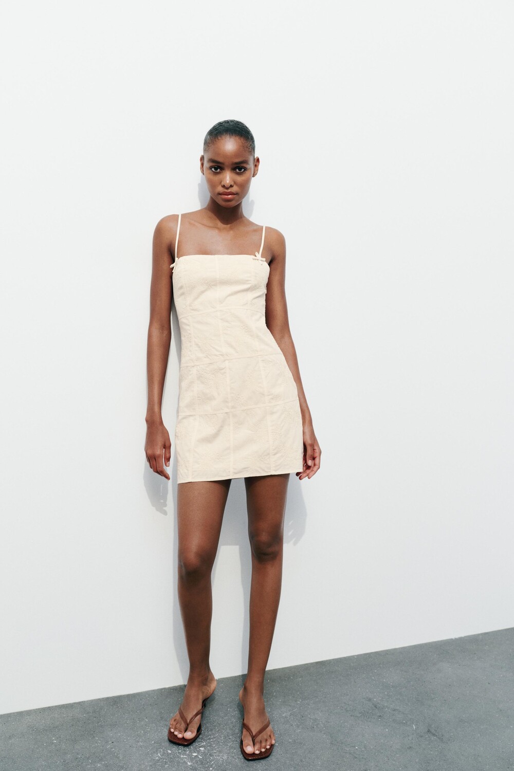 

Вышиванное платье с бантами ZARA, экрю