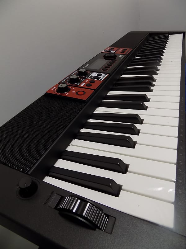 цена 61-клавишная сенсорная клавиатура-аранжировщик с вокальным синтезом Casio Casiotone CT-S1000V, черный
