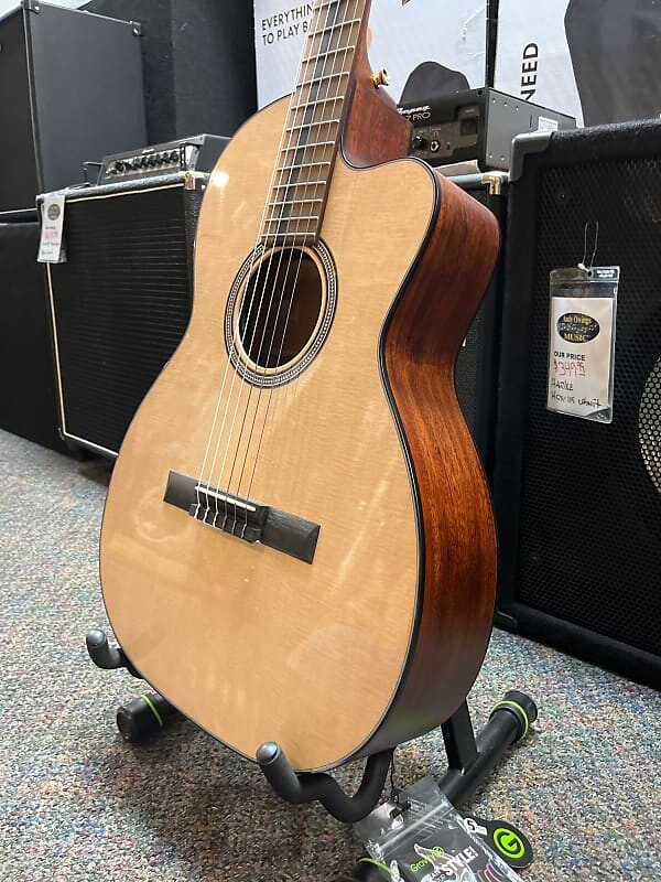 

Martin 000C12-16E Нейлон в разрезе 000C12-16E Nylon Cutaway