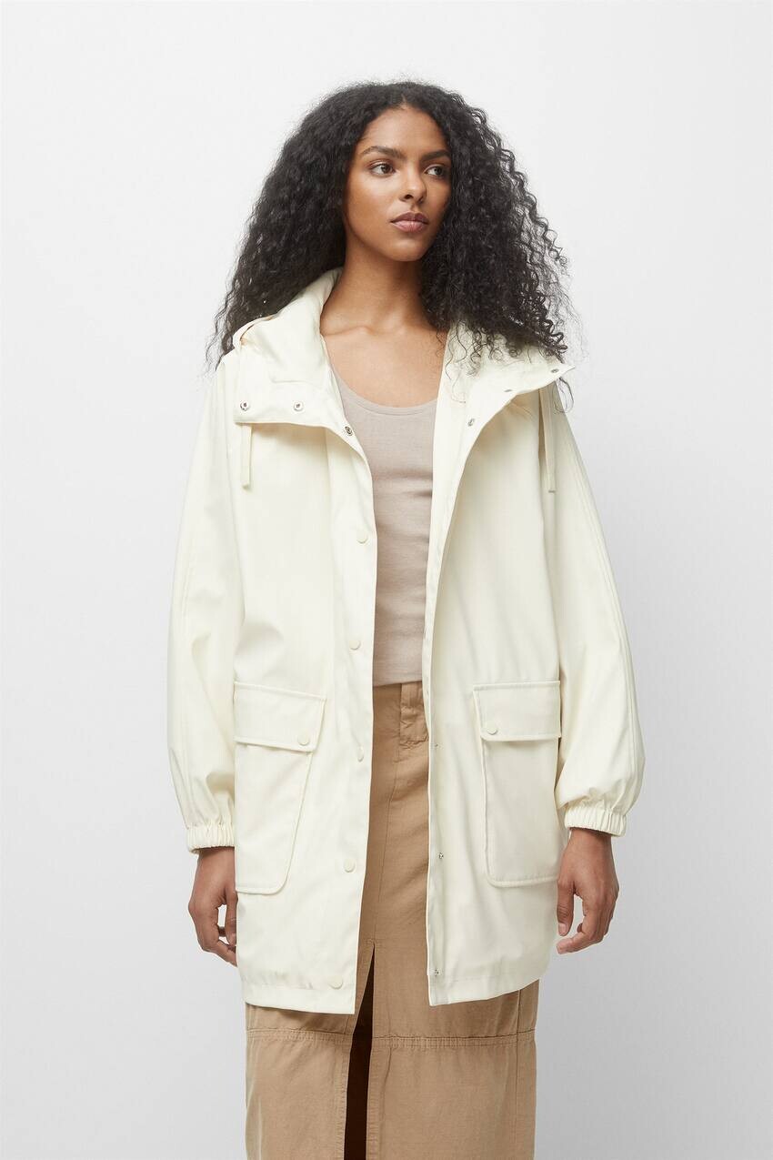

Прорезиненный плащ с капюшоном Pull&Bear, экрю