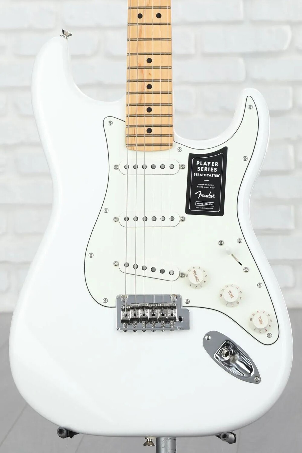 

Fender Player Stratocaster — полярный белый, с кленовой накладкой на гриф