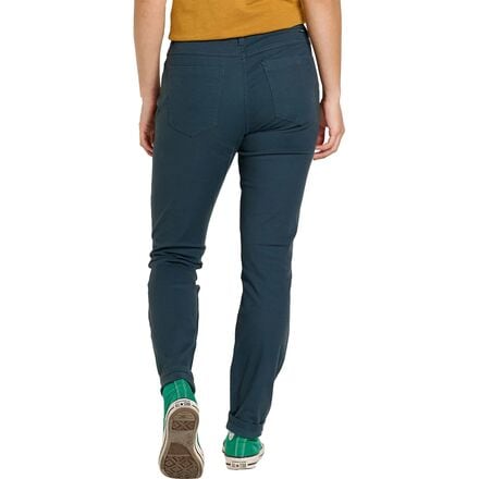 цена Узкие брюки Earthworks с 5 карманами женские Toad&Co, темно-синий